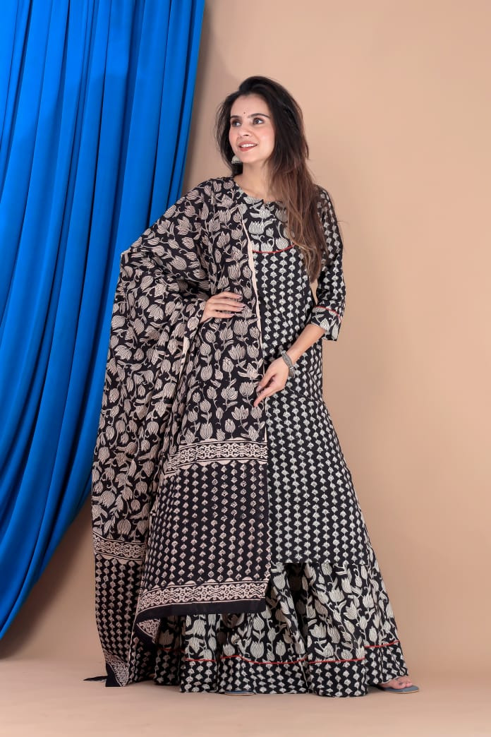 Skirt with dupatta or is la long descrepsan bhi do in english me do,prodect name single line me in english me do Black & White Hand Block Designer Long Kurta & Skirt with Dupatta
